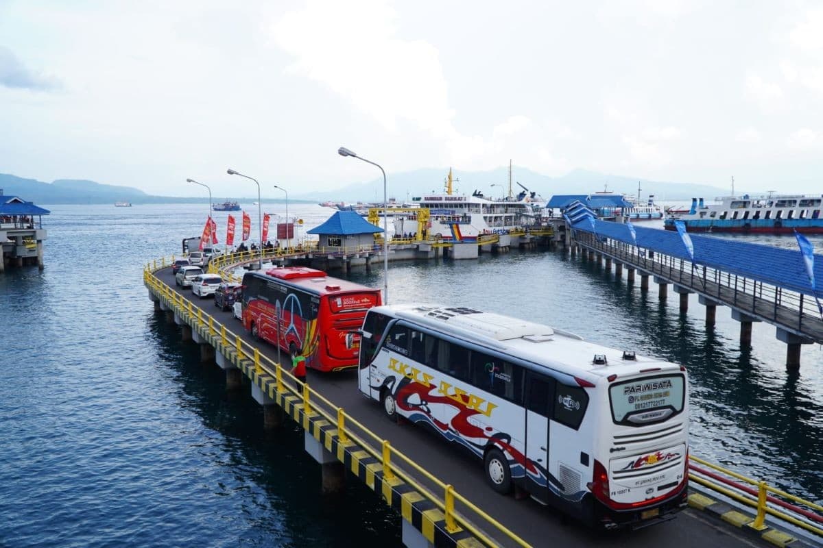 Antrean Kendaraan Capai 5,8 Km, ASDP: Penyeberangan Ketapang-Gilimanuk Tetap Berjalan Antrean Kendaraan Capai 5,8 Km, ASDP: Penyeberangan Ketapang-Gilimanuk Tetap Berjalan
