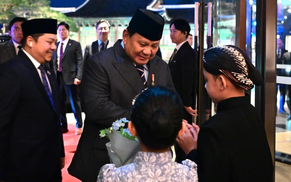 Cerita Anak Indonesia Berblangkon Sambut Prabowo di Seoul: Deg-degan tapi Bangga Cerita Anak Indonesia Berblangkon Sambut Prabowo di Seoul: Deg-degan tapi Bangga