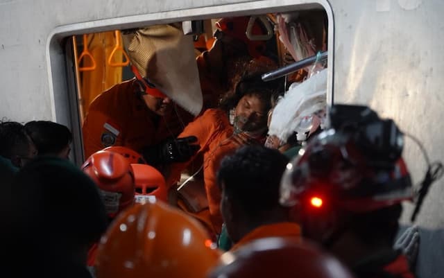 Terjebak Tujuh Jam, Satu Korban Tabrakan Kereta di Bekasi Timur Berhasil Dievakuasi Terjebak Tujuh Jam, Satu Korban Tabrakan Kereta di Bekasi Timur Berhasil Dievakuasi