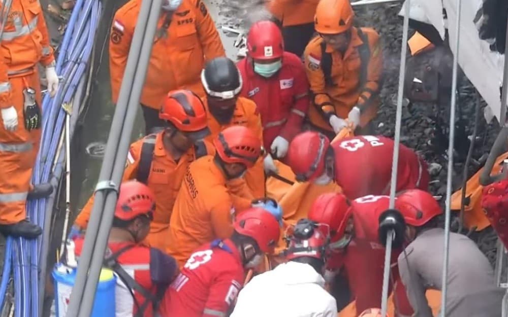 Petugas Evakuasi Empat Kantong Jenazah dari Gerbong KRL yang Ditabrak KA Argo Bromo Petugas Evakuasi Empat Kantong Jenazah dari Gerbong KRL yang Ditabrak KA Argo Bromo