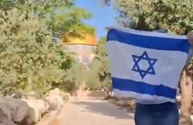 Ratusan Pemukim Yahudi Geruduk Masjid Al Aqsa, Kibarkan Bendera Israel Ratusan Pemukim Yahudi Geruduk Masjid Al Aqsa, Kibarkan Bendera Israel