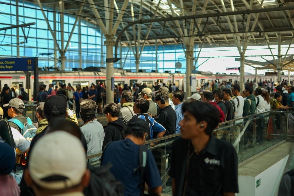 KRL Bogor-Jakarta Kota Gangguan di Manggarai, Penumpang Dialihkan KRL Bogor-Jakarta Kota Gangguan di Manggarai, Penumpang Dialihkan