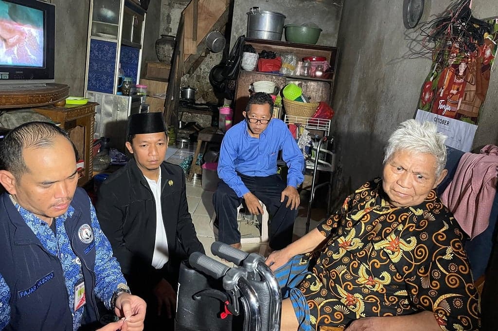 Anggota DPRD DKI Dina Masyusin Serahkan Kursi Roda kepada Warga Cengkareng Anggota DPRD DKI Dina Masyusin Serahkan Kursi Roda kepada Warga Cengkareng