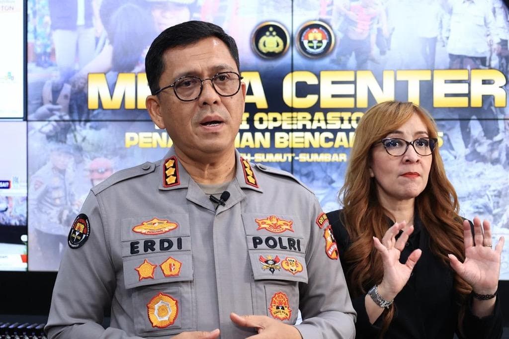 Brimob Gelar Aksi Bersih Pantai Situbondo, Tindaklanjuti Instruksi Presiden Brimob Gelar Aksi Bersih Pantai Situbondo, Tindaklanjuti Instruksi Presiden