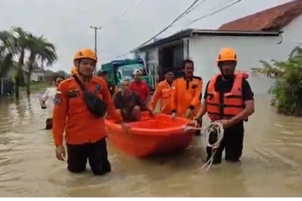 Banjir 1,5 Meter Rendam 15 Desa di Cirebon, BPBD Evakuasi Lansia Banjir 1,5 Meter Rendam 15 Desa di Cirebon, BPBD Evakuasi Lansia