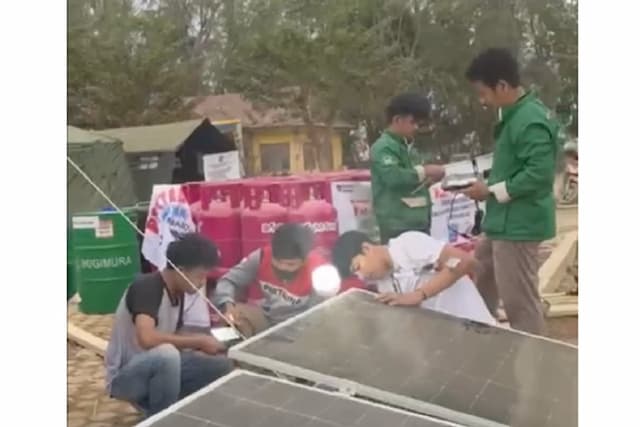 Posko Pengungsian di Aceh Tamiang Kembali Terang usai Pertamina Pasang PLTS Posko Pengungsian di Aceh Tamiang Kembali Terang usai Pertamina Pasang PLTS