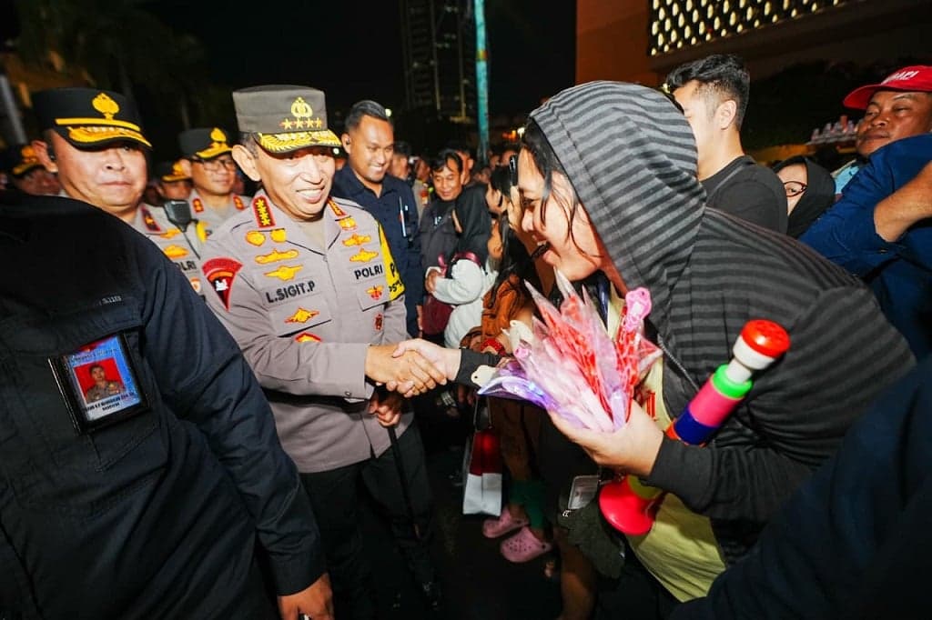 Potret Kapolri Turun Langsung ke Bundaran HI saat Malam Tahun Baru, Sapa Masyarakat Potret Kapolri Turun Langsung ke Bundaran HI saat Malam Tahun Baru, Sapa Masyarakat