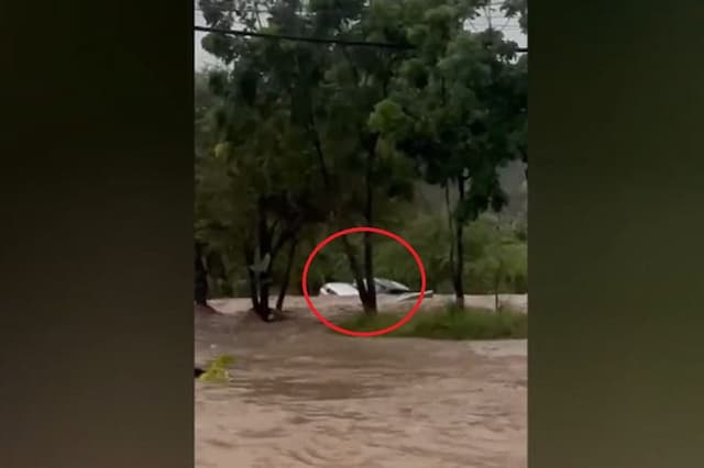Terekam Video Mobil Hanyut Terbawa Arus di Cirebon usai Nekat Terobos Banjir Terekam Video Mobil Hanyut Terbawa Arus di Cirebon usai Nekat Terobos Banjir