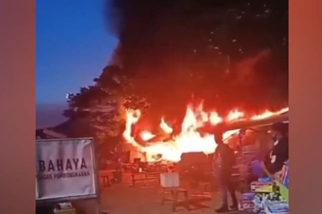 Kebakaran di Pelabuhan Nusantara Raha Muna, 20 Kios Pedagang Ludes Dilahap Api Kebakaran di Pelabuhan Nusantara Raha Muna, 20 Kios Pedagang Ludes Dilahap Api