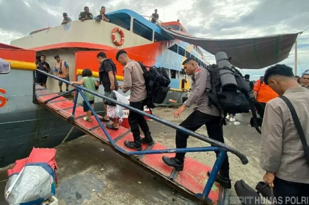 Polda Sulut Kerahkan 204 Personel ke Sitaro Bantu Penanganan Banjir Bandang Polda Sulut Kerahkan 204 Personel ke Sitaro Bantu Penanganan Banjir Bandang