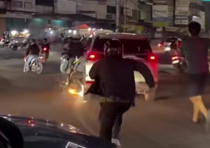 Viral Pemobil Lawan Arah di Bekasi, Sempat Ditegur hingga Kabur Seret Motor Viral Pemobil Lawan Arah di Bekasi, Sempat Ditegur hingga Kabur Seret Motor