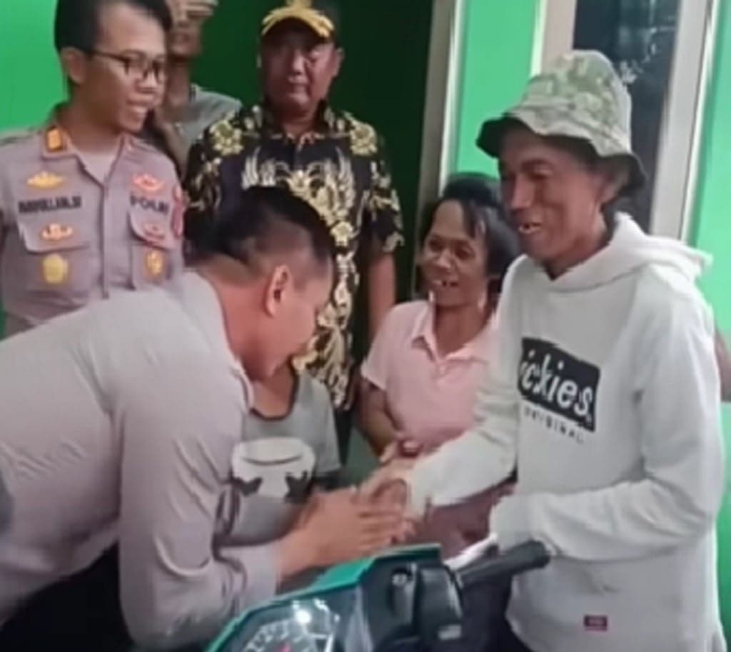 Penjual Es Kue Gabus Viral Dapat Bantuan Motor dan Modal dari Kapolres Depok Penjual Es Kue Gabus Viral Dapat Bantuan Motor dan Modal dari Kapolres Depok