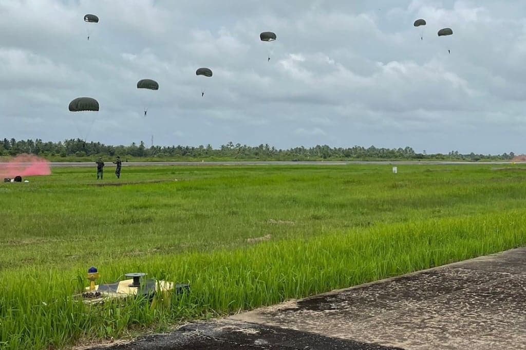 Asah Kesiapsiagaan Tempur, Korpasgat Gelar Terjun Penyegaran di Bandara Supadio Kalbar Asah Kesiapsiagaan Tempur, Korpasgat Gelar Terjun Penyegaran di Bandara Supadio Kalbar