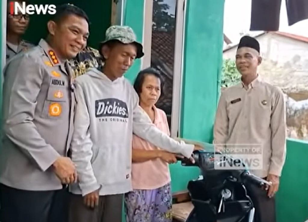 Penjual Es Kue Gabus Viral Dapat Motor dari Kapolres Depok: Senang, tapi Masih Takut Penjual Es Kue Gabus Viral Dapat Motor dari Kapolres Depok: Senang, tapi Masih Takut