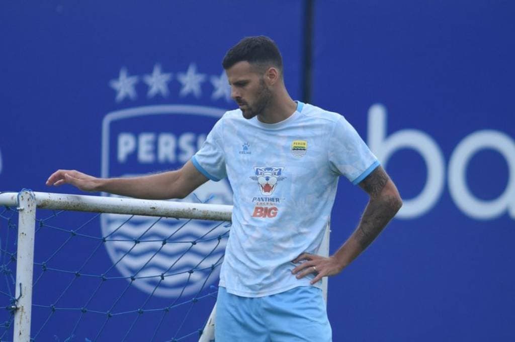 Kabar Buruk! Persib Kehilangan Dua Bek Jelang Lawan Semen Padang Kabar Buruk! Persib Kehilangan Dua Bek Jelang Lawan Semen Padang