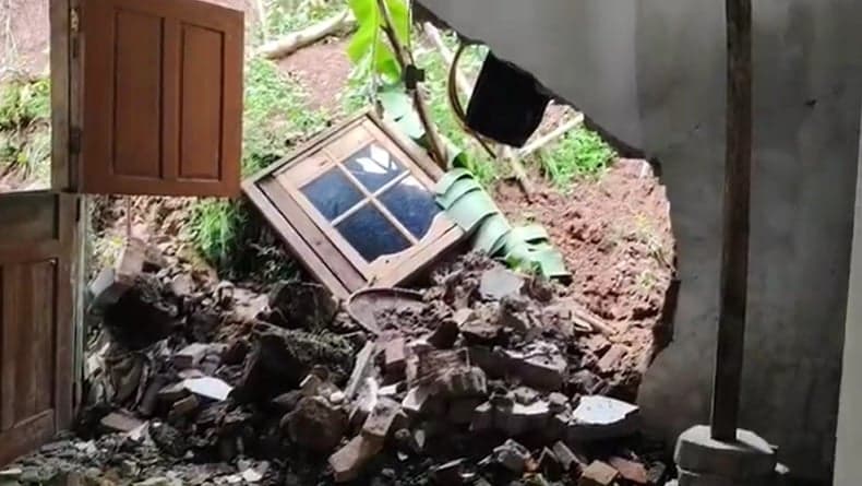 Hujan Deras Guyur Cirebon, Tebing Longsor Jebol Rumah Warga Hujan Deras Guyur Cirebon, Tebing Longsor Jebol Rumah Warga