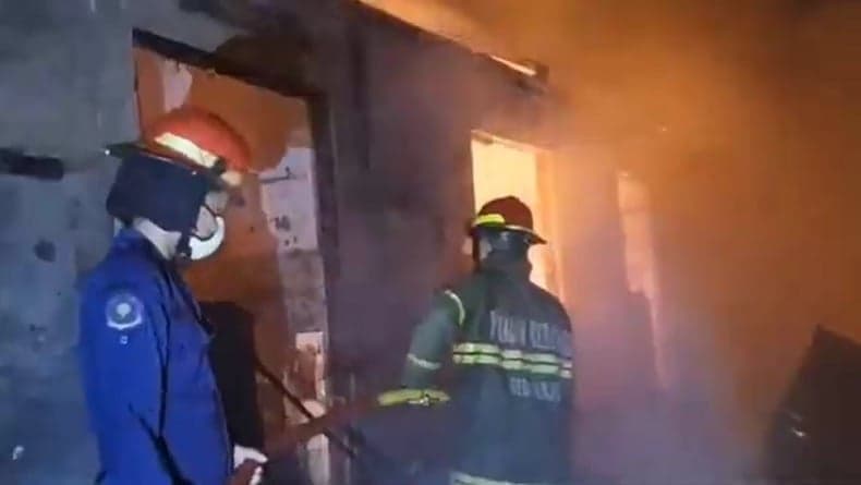 Kebakaran Gudang di Sidoarjo, Api Merembet ke Tempat Kos dan Rumah Warga Kebakaran Gudang di Sidoarjo, Api Merembet ke Tempat Kos dan Rumah Warga