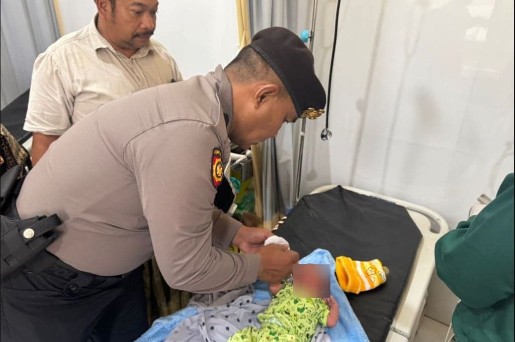 Lumajang Geger! Bayi ditemukan di Kolong Meja Warung, Polisi Gerak Cepat Evakuasi Lumajang Geger! Bayi ditemukan di Kolong Meja Warung, Polisi Gerak Cepat Evakuasi