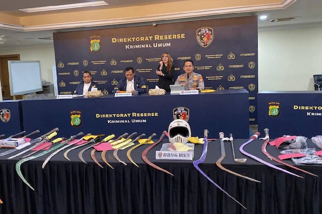 Polda Metro Jaya Tangkap 105 Pelaku Tawuran, Sita 56 Senjata Tajam Polda Metro Jaya Tangkap 105 Pelaku Tawuran, Sita 56 Senjata Tajam