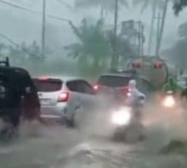 Tragis! Pelajar SMK di Tegal Tewas Terseret Banjir, Jasad Ditemukan 20 Km Tragis! Pelajar SMK di Tegal Tewas Terseret Banjir, Jasad Ditemukan 20 Km
