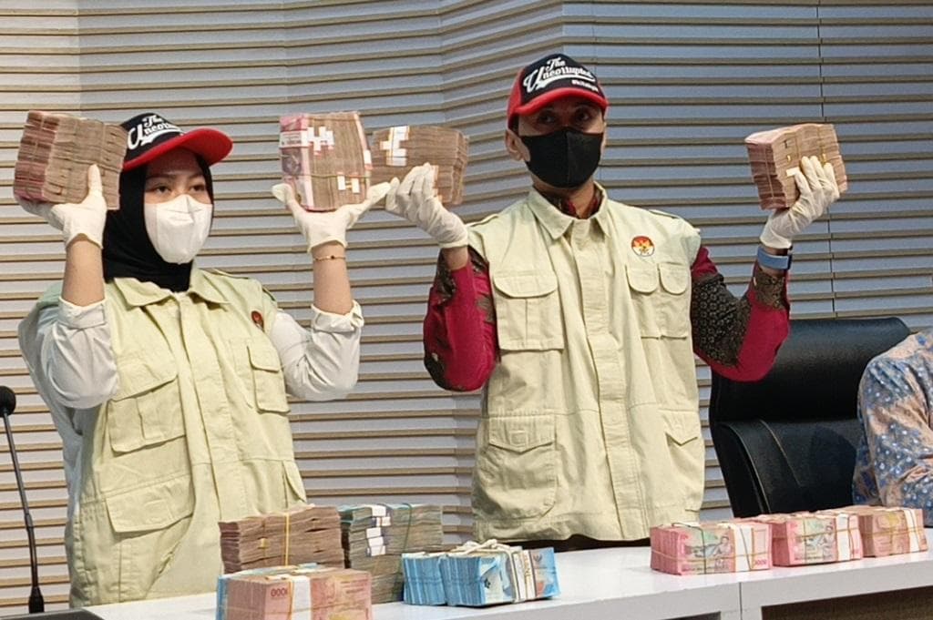 Penampakan Uang Rp1 Miliar Hasil OTT Mulyono Kepala Kantor Pajak Banjarmasin Penampakan Uang Rp1 Miliar Hasil OTT Mulyono Kepala Kantor Pajak Banjarmasin