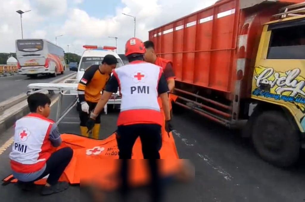 Kecelakaan Maut di Jembatan Mertex Mojokerto, Pemotor Tewas Tabrak Truk Kecelakaan Maut di Jembatan Mertex Mojokerto, Pemotor Tewas Tabrak Truk