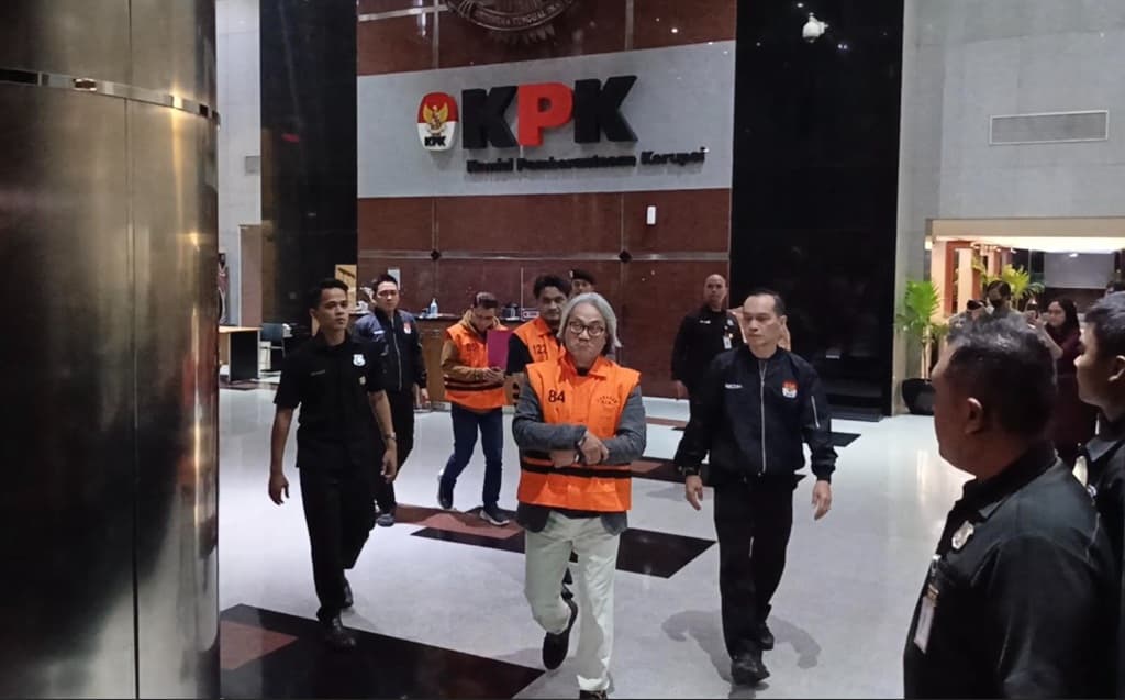 Penampakan Kepala KPP Madya Banjarmasin Mulyono Diborgol dan Kenakan Rompi Tahanan KPK Penampakan Kepala KPP Madya Banjarmasin Mulyono Diborgol dan Kenakan Rompi Tahanan KPK