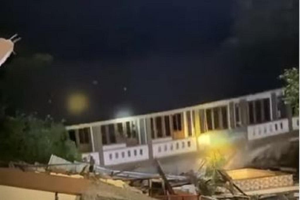 Terekam Video, Asrama Pesantren Al-Adalah di Padasari Tegal Ambruk akibat Tanah Bergerak Terekam Video, Asrama Pesantren Al-Adalah di Padasari Tegal Ambruk akibat Tanah Bergerak