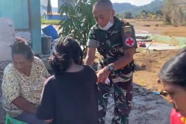 Cek Kesehatan Gratis, Dokter dan Nakes TNI Keliling Rumah Warga Terdampak Bencana Sumut Cek Kesehatan Gratis, Dokter dan Nakes TNI Keliling Rumah Warga Terdampak Bencana Sumut