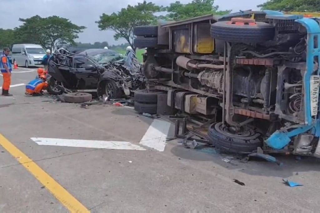 Kecelakaan Beruntun 4 Kendaraan di Tol Ngawi-Solo, 3 Orang Luka Kecelakaan Beruntun 4 Kendaraan di Tol Ngawi-Solo, 3 Orang Luka