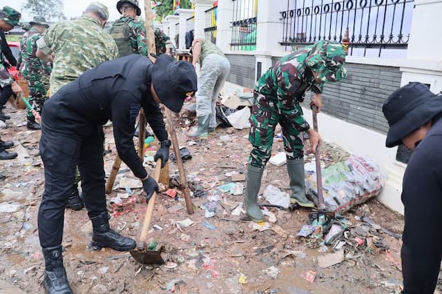 TNI-Polri dan Warga Jakarta Kompak Bersih-Bersih Waduk Cincin Papanggo, Kapolda dan Pangdam Turun Langsung TNI-Polri dan Warga Jakarta Kompak Bersih-Bersih Waduk Cincin Papanggo, Kapolda dan Pangdam Turun Langsung