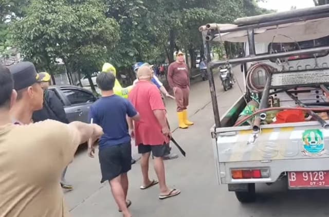 Viral Wali Kota Bekasi Nyaris Diserang Warga Pakai Golok saat Tertibkan PKL Viral Wali Kota Bekasi Nyaris Diserang Warga Pakai Golok saat Tertibkan PKL