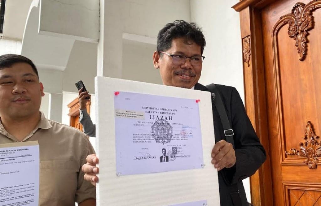 Bonatua usai Dapat Salinan Ijazah Jokowi Tanpa Sensor: Terima Kasih Pak Prabowo Bonatua usai Dapat Salinan Ijazah Jokowi Tanpa Sensor: Terima Kasih Pak Prabowo