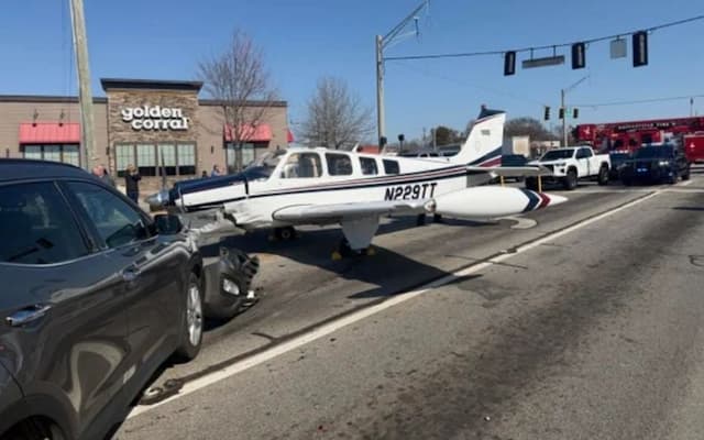 Ngeri! Pesawat Mendarat Darurat di Jalan Raya Hantam Mobil Ngeri! Pesawat Mendarat Darurat di Jalan Raya Hantam Mobil