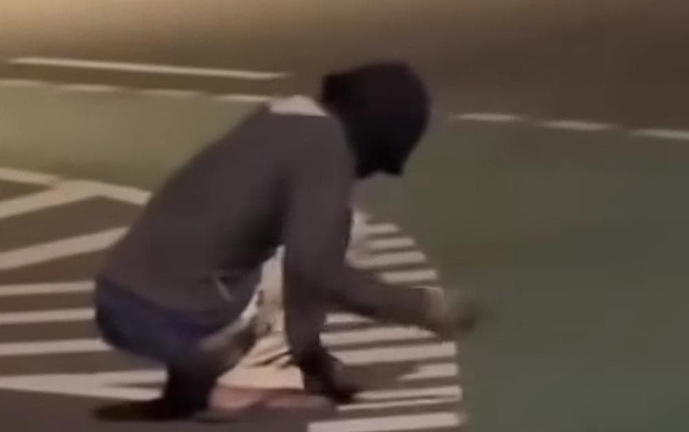 Viral Pria Bertopeng Bongkar 'Mata Kucing' di Underpass Cawang, Polisi Buru Pelaku Viral Pria Bertopeng Bongkar 'Mata Kucing' di Underpass Cawang, Polisi Buru Pelaku