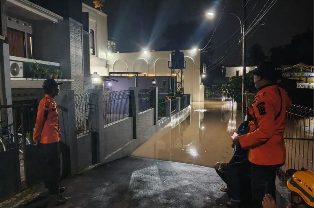 Sejumlah Titik di Kota Bekasi Terendam Banjir Imbas Luapan Sungai Sejumlah Titik di Kota Bekasi Terendam Banjir Imbas Luapan Sungai