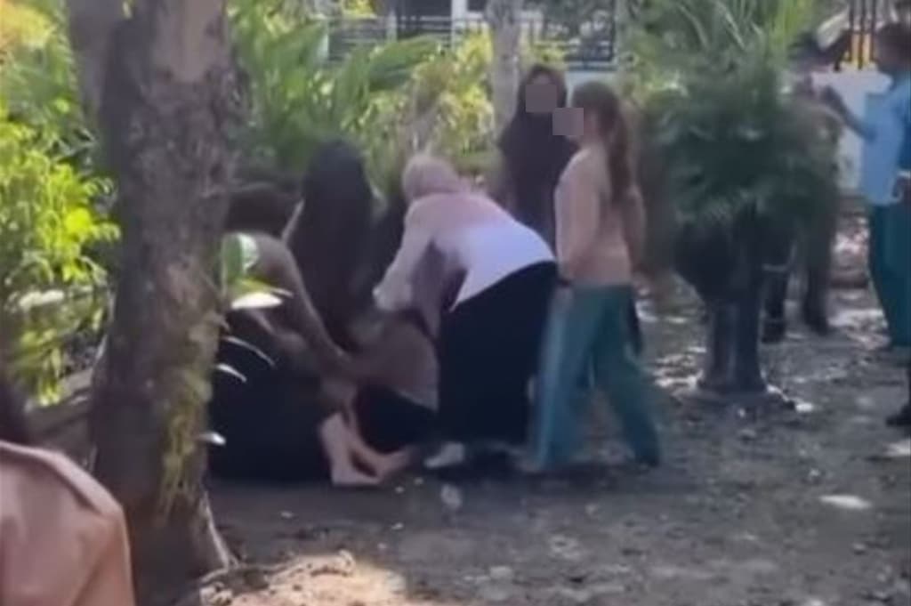 Viral Siswi SMA di Bengkulu Dikeroyok Kakak Kelas, Tubuh Penuh Luka dan Trauma Viral Siswi SMA di Bengkulu Dikeroyok Kakak Kelas, Tubuh Penuh Luka dan Trauma