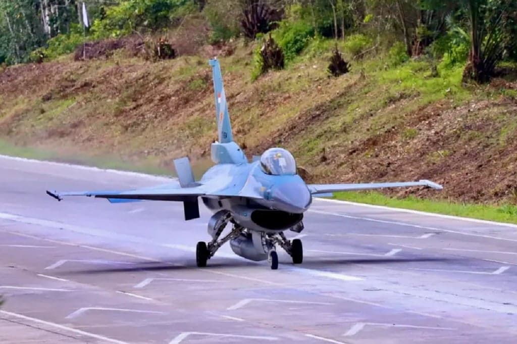 Momen Langka Jet Tempur Canggih F-16 Mendarat di Jalan Tol Lampung Momen Langka Jet Tempur Canggih F-16 Mendarat di Jalan Tol Lampung
