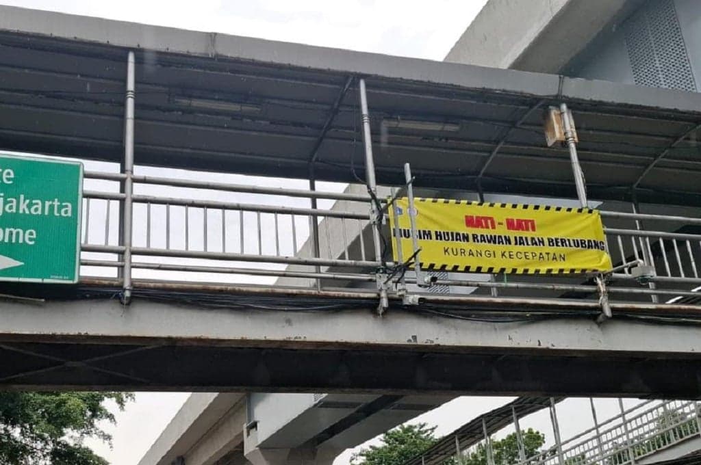 Antisipasi Kecelakaan, Pemprov Jakarta Sebar Spanduk Imbauan di Jalan Berlubang Antisipasi Kecelakaan, Pemprov Jakarta Sebar Spanduk Imbauan di Jalan Berlubang