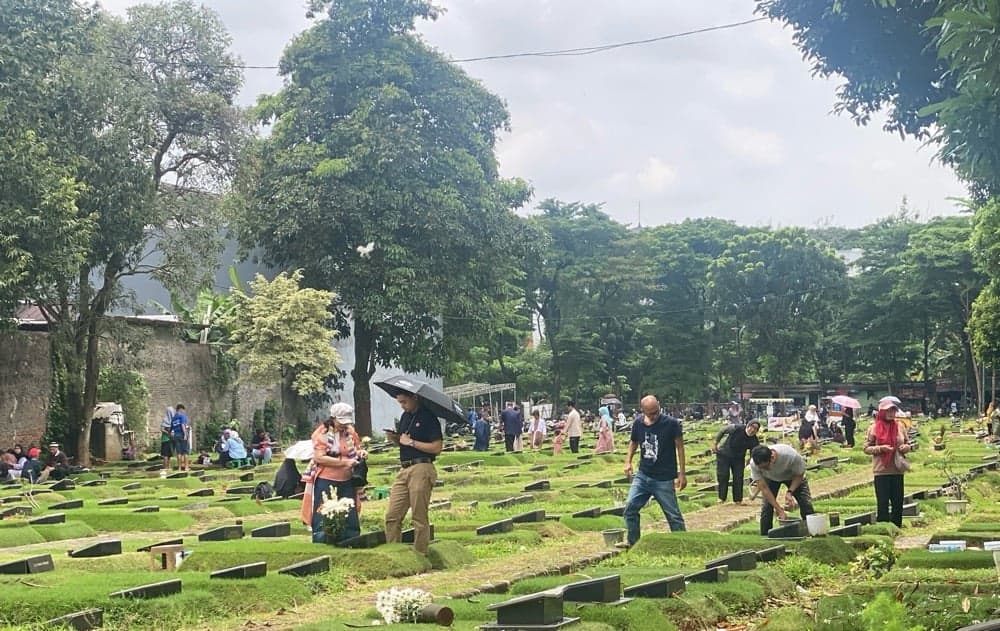 Sambut Ramadan, Warga Ramai Ziarah ke TPU Jeruk Purut Sambut Ramadan, Warga Ramai Ziarah ke TPU Jeruk Purut