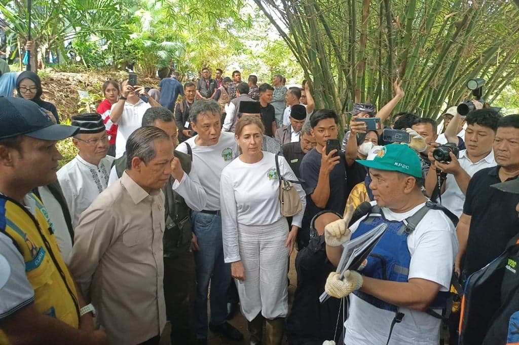 Menteri LH Pantau Bersih-Bersih Kali Cikeas, Dorong Penataan Sungai Cegah Banjir Bekasi Menteri LH Pantau Bersih-Bersih Kali Cikeas, Dorong Penataan Sungai Cegah Banjir Bekasi