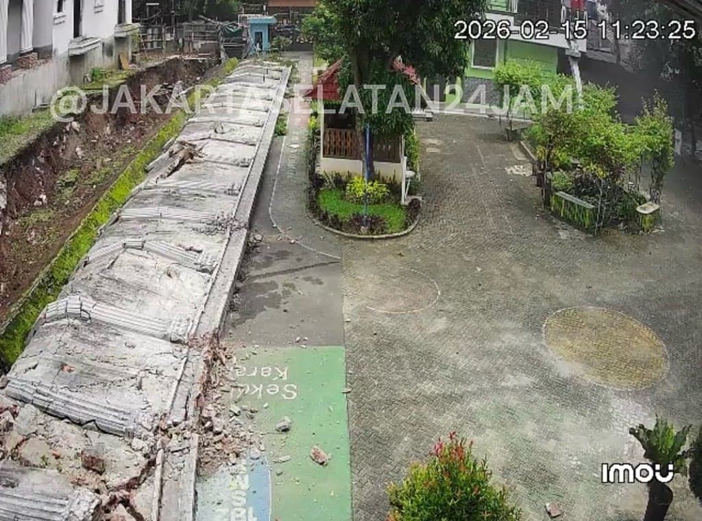 Viral Tembok 5 Meter Ambruk Timpa Halaman SMPN 182 Jakarta Viral Tembok 5 Meter Ambruk Timpa Halaman SMPN 182 Jakarta