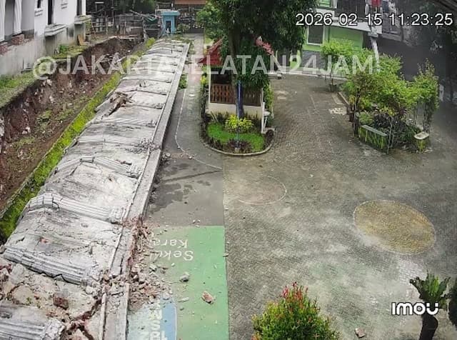 Viral Tembok 5 Meter Ambruk Timpa Halaman SMPN 182 Jakarta Viral Tembok 5 Meter Ambruk Timpa Halaman SMPN 182 Jakarta