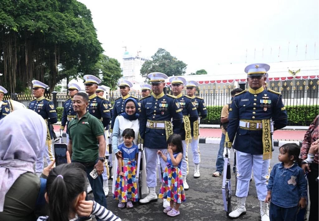 Istana Gelar Upacara Serah Terima Pengawal Paspampres Tiap Hari Minggu, Jadi Daya Tarik Warga Istana Gelar Upacara Serah Terima Pengawal Paspampres Tiap Hari Minggu, Jadi Daya Tarik Warga