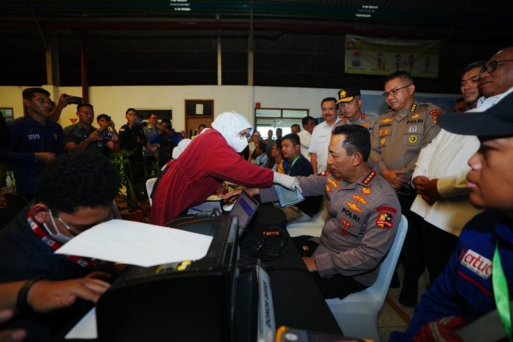 Momen Kapolri Donorkan Darah saat Peringatan HUT ke-53 KSPSI Momen Kapolri Donorkan Darah saat Peringatan HUT ke-53 KSPSI