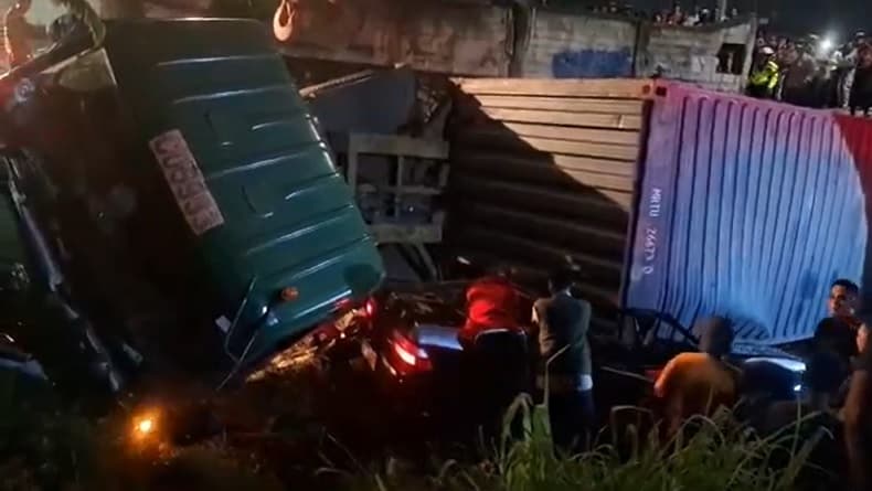 Kronologi Truk Maut Timpa Sedan di Karawang, Sopir Nekat Masuk Jalan Sempit Arahan Pak Ogah Kronologi Truk Maut Timpa Sedan di Karawang, Sopir Nekat Masuk Jalan Sempit Arahan Pak Ogah
