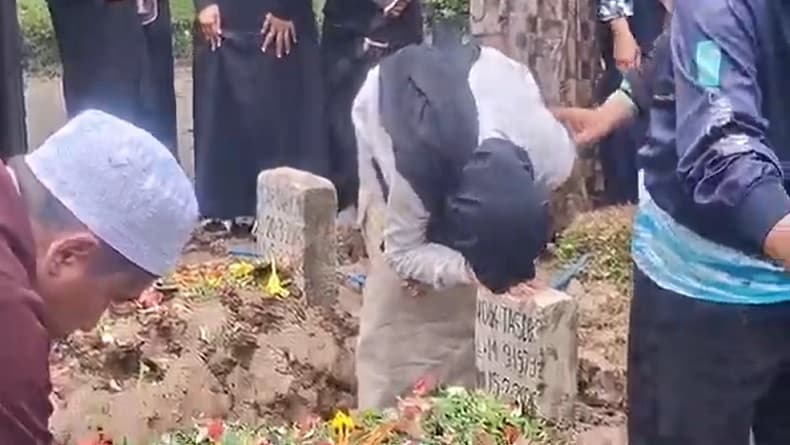 Isak Tangis Warnai Pemakaman Pasutri dan Anaknya Korban Kecelakaan Maut di Karawang Isak Tangis Warnai Pemakaman Pasutri dan Anaknya Korban Kecelakaan Maut di Karawang