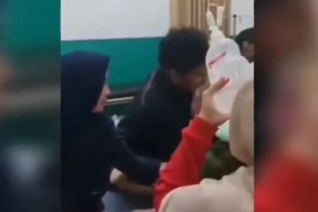 Sadis! Suami Istri Pemilik Toko di Lampung Selatan Luka Parah Dibacok Pembeli Sadis! Suami Istri Pemilik Toko di Lampung Selatan Luka Parah Dibacok Pembeli