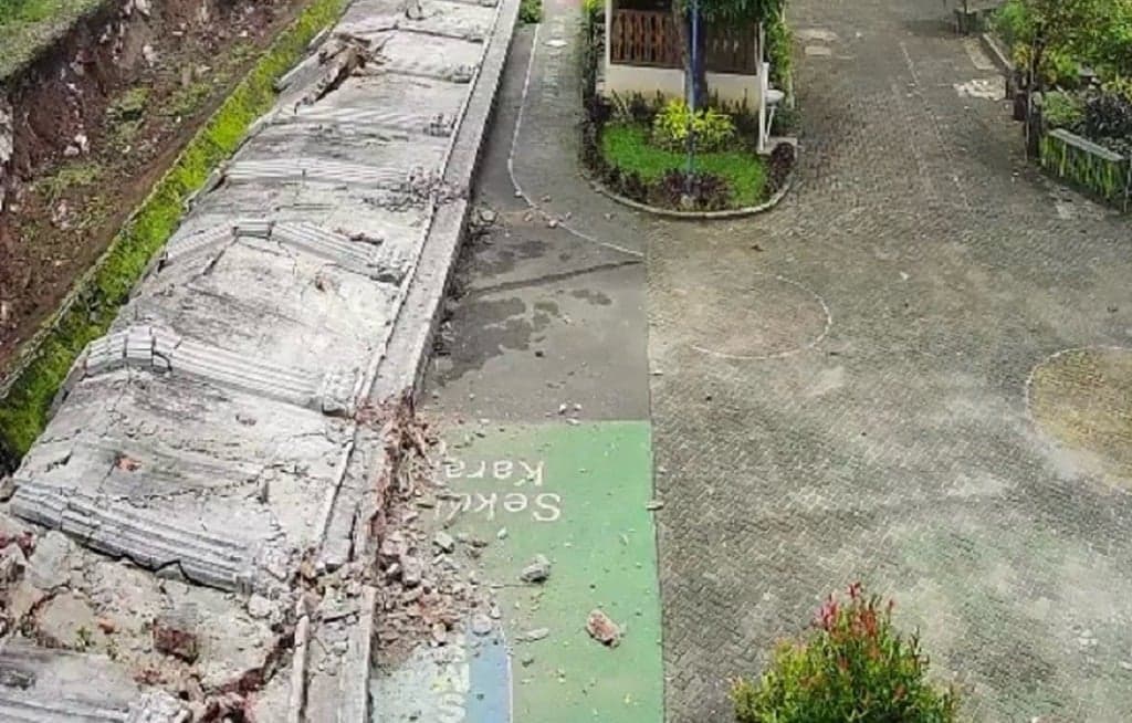 Terungkap, Penyebab Tembok Roboh Timpa Halaman SMPN 182 Jakarta Terungkap, Penyebab Tembok Roboh Timpa Halaman SMPN 182 Jakarta