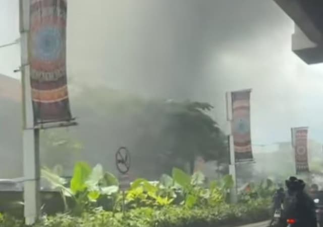 Kebakaran di Mal Bekasi, Asap Hitam Membubung Tinggi Kebakaran di Mal Bekasi, Asap Hitam Membubung Tinggi